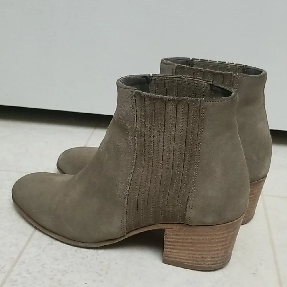 [Like NEW] VINCE suede ankle booties gray haider pull on chelsea boot Size 6